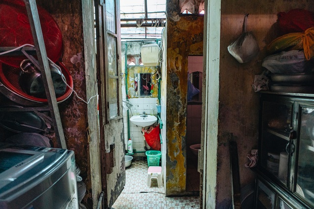  Bên trong những căn biệt thự cũ ở Hà Nội: Có đến 5, 7 hộ gia đình sinh sống chung; tưởng ở đất vàng không ngờ ẩm thấp, chật chội - Ảnh 17.