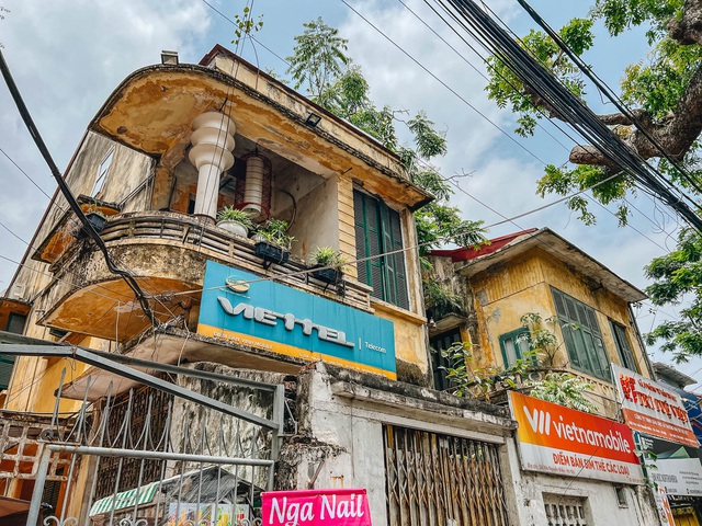  Bên trong những căn biệt thự cũ ở Hà Nội: Có đến 5, 7 hộ gia đình sinh sống chung; tưởng ở đất vàng không ngờ ẩm thấp, chật chội - Ảnh 19.