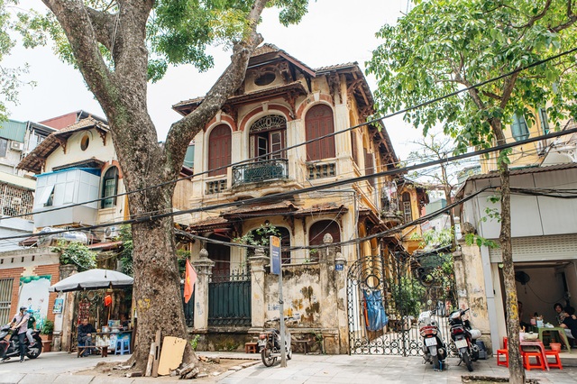  Bên trong những căn biệt thự cũ ở Hà Nội: Có đến 5, 7 hộ gia đình sinh sống chung; tưởng ở đất vàng không ngờ ẩm thấp, chật chội - Ảnh 20.