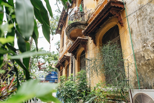  Bên trong những căn biệt thự cũ ở Hà Nội: Có đến 5, 7 hộ gia đình sinh sống chung; tưởng ở đất vàng không ngờ ẩm thấp, chật chội - Ảnh 22.