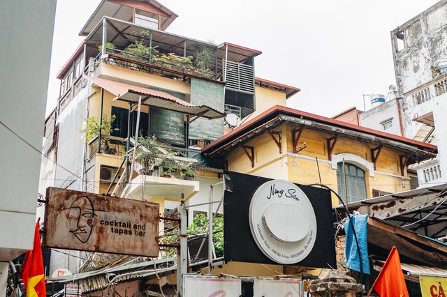  Bên trong những căn biệt thự cũ ở Hà Nội: Có đến 5, 7 hộ gia đình sinh sống chung; tưởng ở đất vàng không ngờ ẩm thấp, chật chội - Ảnh 26.
