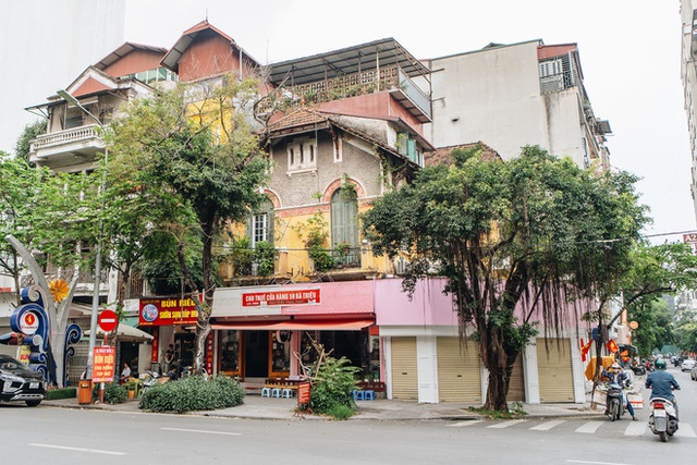  Bên trong những căn biệt thự cũ ở Hà Nội: Có đến 5, 7 hộ gia đình sinh sống chung; tưởng ở đất vàng không ngờ ẩm thấp, chật chội - Ảnh 32.