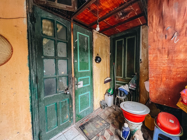  Bên trong những căn biệt thự cũ ở Hà Nội: Có đến 5, 7 hộ gia đình sinh sống chung; tưởng ở đất vàng không ngờ ẩm thấp, chật chội - Ảnh 7.