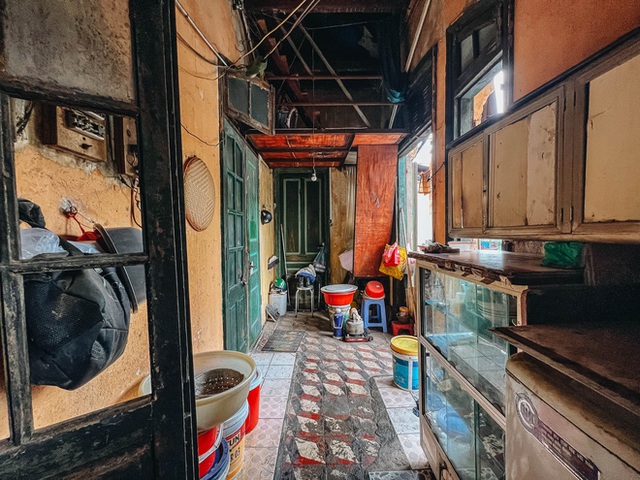  Bên trong những căn biệt thự cũ ở Hà Nội: Có đến 5, 7 hộ gia đình sinh sống chung; tưởng ở đất vàng không ngờ ẩm thấp, chật chội - Ảnh 9.