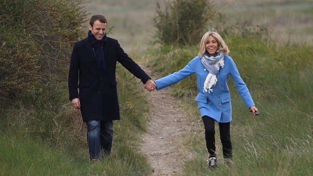 Chuyện tình đẹp như mơ của Tổng thống Pháp Macron và vợ: Chàng trai 17 tuổi và lời hứa dù thế nào cũng sẽ lấy em với cô giáo dạy văn hơn 24 tuổi - Ảnh 3.