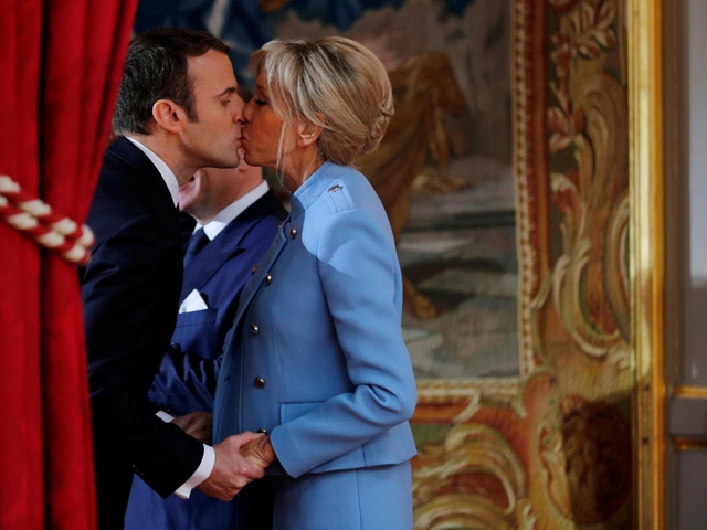 Chuyện tình đẹp như mơ của Tổng thống Pháp Macron và vợ: Chàng trai 17 tuổi và lời hứa dù thế nào cũng sẽ lấy em với cô giáo dạy văn hơn 24 tuổi - Ảnh 4.