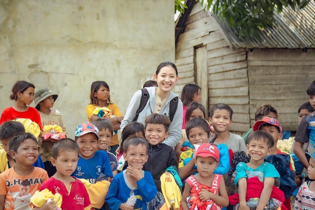 4 năm nhịn ăn sáng, nữ sinh miền sơn cước gom tiền đi khắp buôn làng giúp 340 hộ dân nghèo - Ảnh 5.