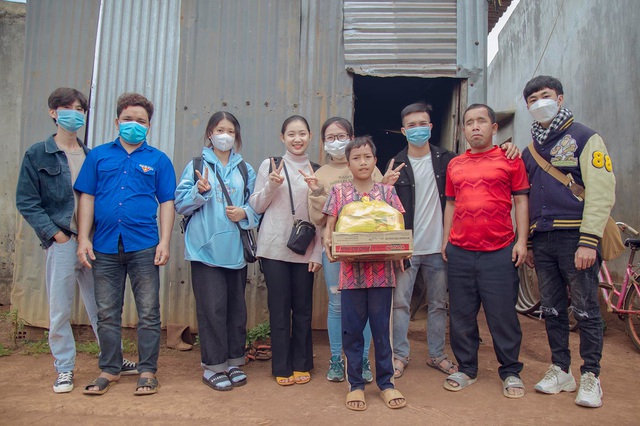 4 năm nhịn ăn sáng, nữ sinh miền sơn cước gom tiền đi khắp buôn làng giúp 340 hộ dân nghèo - Ảnh 7.