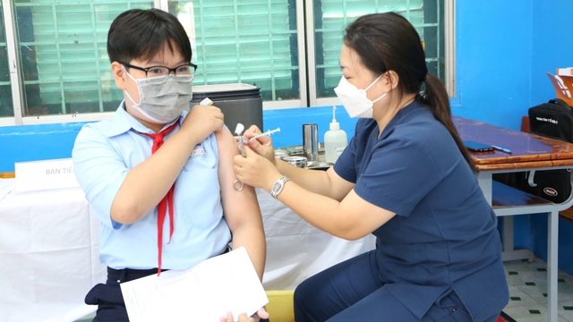 Trẻ tiêm vaccine Covid-19 có phải hoãn các loại vaccine khác? - Ảnh 1.