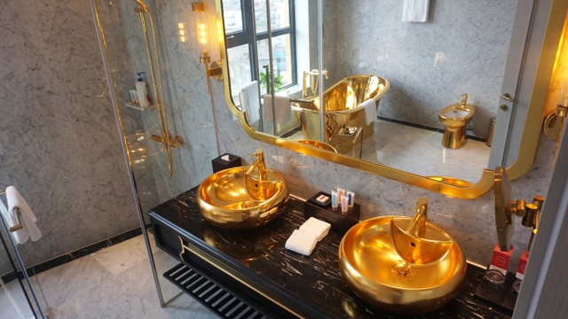 3 khách sạn dát vàng của Việt Nam: Giá chỉ bằng 10% mức thông thường, toilet dát vàng khiến báo Nga cũng phải trầm trồ - Ảnh 4. 3 khách sạn dát vàng của Việt Nam: Giá chỉ bằng 10% mức thông thường, toilet dát vàng khiến báo Nga cũng phải trầm trồ - Ảnh 4.