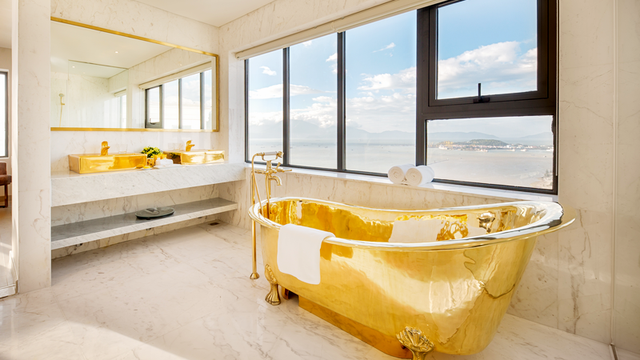 3 khách sạn dát vàng của Việt Nam: Giá chỉ bằng 10% mức thông thường, toilet dát vàng khiến báo Nga cũng phải trầm trồ - Ảnh 12. 3 khách sạn dát vàng của Việt Nam: Giá chỉ bằng 10% mức thông thường, toilet dát vàng khiến báo Nga cũng phải trầm trồ - Ảnh 12.
