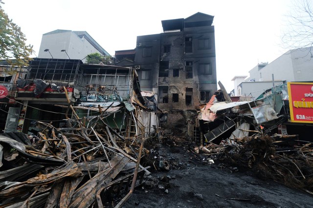 Hiện trường tan hoang sau vụ cháy 10 ngôi nhà ở Hà Nội: Người dân thất thần khi tài sản bỗng chốc thành đống tàn tro - Ảnh 1.