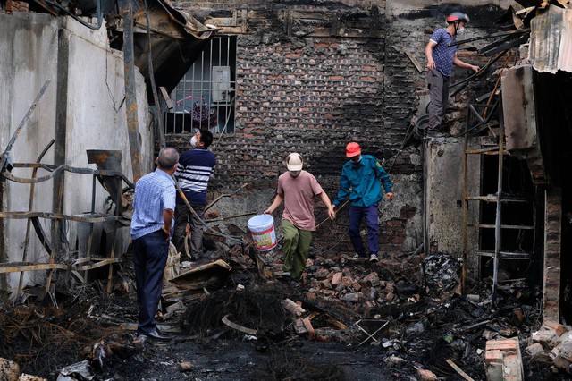 Hiện trường tan hoang sau vụ cháy 10 ngôi nhà ở Hà Nội: Người dân thất thần khi tài sản bỗng chốc thành đống tàn tro - Ảnh 2.