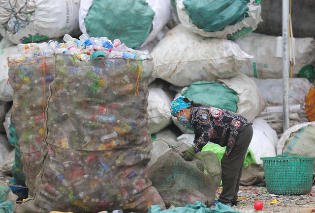 Cuộc sống bên cạnh những đống rác thải nhựa chất cao như núi ở ngoại thành Hà Nội - Ảnh 11.