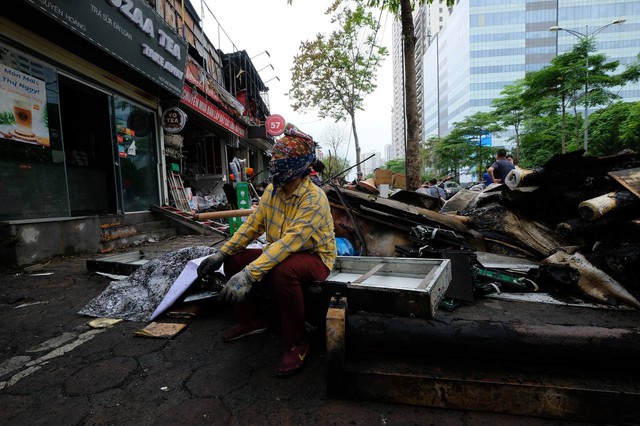 Hiện trường tan hoang sau vụ cháy 10 ngôi nhà ở Hà Nội: Người dân thất thần khi tài sản bỗng chốc thành đống tàn tro - Ảnh 11.