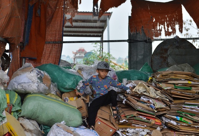 Cuộc sống bên cạnh những đống rác thải nhựa chất cao như núi ở ngoại thành Hà Nội - Ảnh 15.