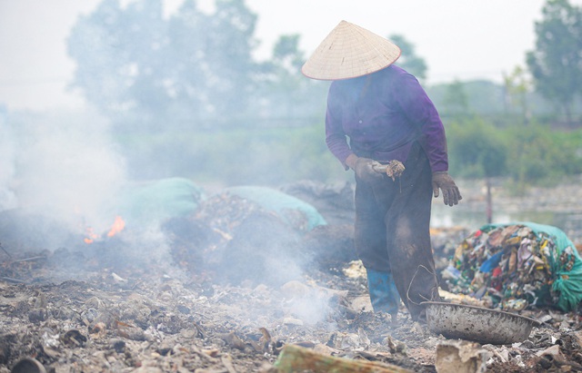 Cuộc sống bên cạnh những đống rác thải nhựa chất cao như núi ở ngoại thành Hà Nội - Ảnh 16.