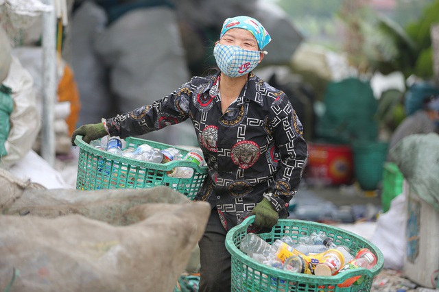 Cuộc sống bên cạnh những đống rác thải nhựa chất cao như núi ở ngoại thành Hà Nội - Ảnh 17.