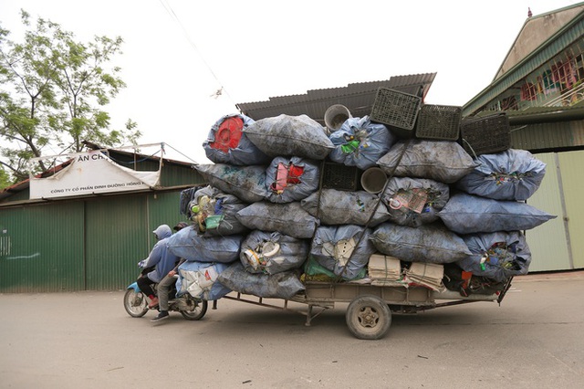 Cuộc sống bên cạnh những đống rác thải nhựa chất cao như núi ở ngoại thành Hà Nội - Ảnh 3.