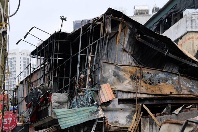 Hiện trường tan hoang sau vụ cháy 10 ngôi nhà ở Hà Nội: Người dân thất thần khi tài sản bỗng chốc thành đống tàn tro - Ảnh 3.