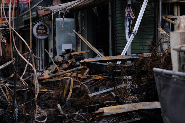 Hiện trường tan hoang sau vụ cháy 10 ngôi nhà ở Hà Nội: Người dân thất thần khi tài sản bỗng chốc thành đống tàn tro - Ảnh 4.