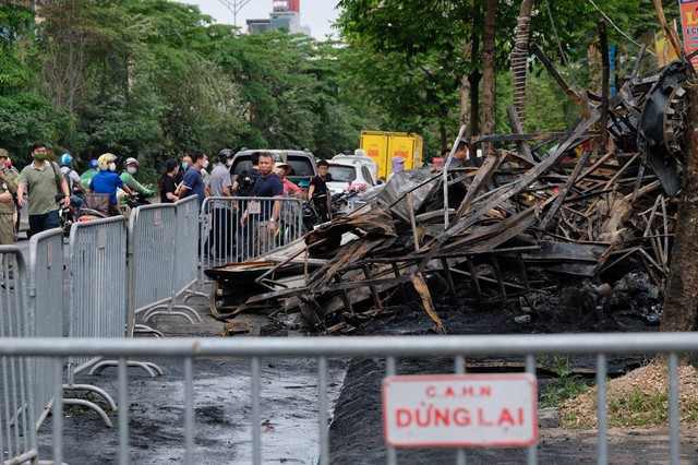 Hiện trường tan hoang sau vụ cháy 10 ngôi nhà ở Hà Nội: Người dân thất thần khi tài sản bỗng chốc thành đống tàn tro - Ảnh 5.