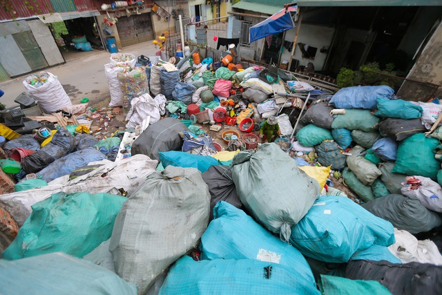 Cuộc sống bên cạnh những đống rác thải nhựa chất cao như núi ở ngoại thành Hà Nội - Ảnh 7.