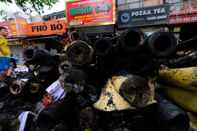 Hiện trường tan hoang sau vụ cháy 10 ngôi nhà ở Hà Nội: Người dân thất thần khi tài sản bỗng chốc thành đống tàn tro - Ảnh 7.