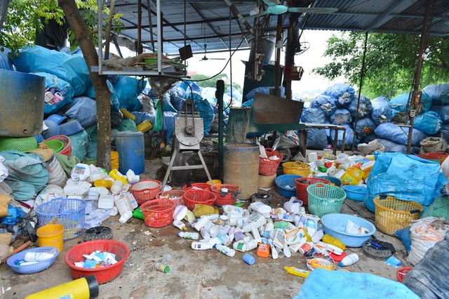 Cuộc sống bên cạnh những đống rác thải nhựa chất cao như núi ở ngoại thành Hà Nội - Ảnh 8.