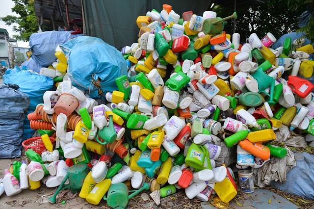 Cuộc sống bên cạnh những đống rác thải nhựa chất cao như núi ở ngoại thành Hà Nội - Ảnh 9.