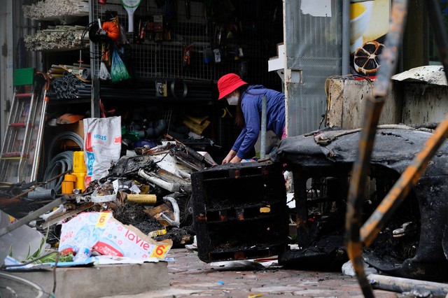 Hiện trường tan hoang sau vụ cháy 10 ngôi nhà ở Hà Nội: Người dân thất thần khi tài sản bỗng chốc thành đống tàn tro - Ảnh 9.