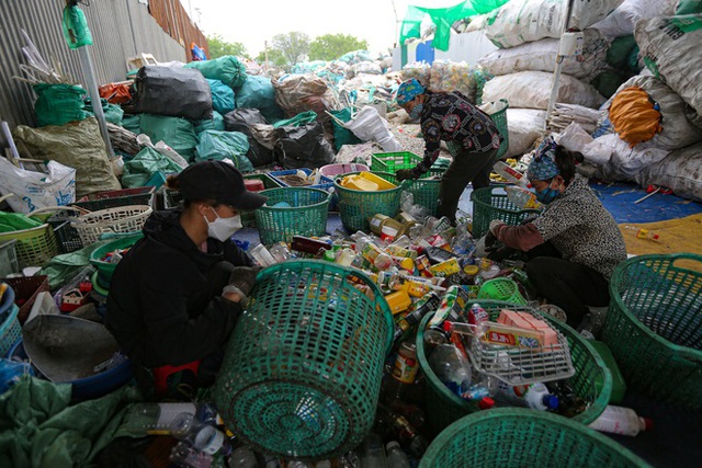 Cuộc sống bên cạnh những đống rác thải nhựa chất cao như núi ở ngoại thành Hà Nội - Ảnh 10.