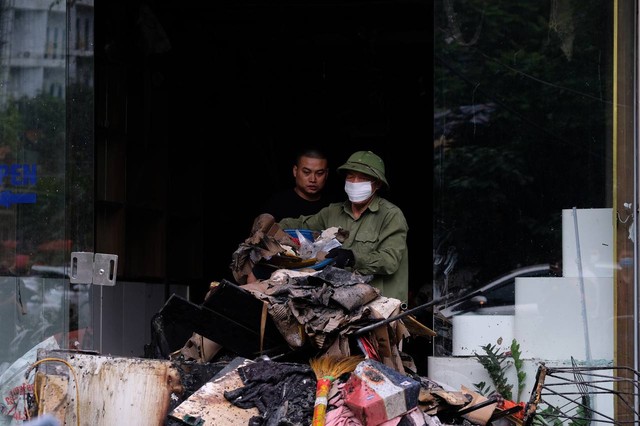 Hiện trường tan hoang sau vụ cháy 10 ngôi nhà ở Hà Nội: Người dân thất thần khi tài sản bỗng chốc thành đống tàn tro - Ảnh 10.