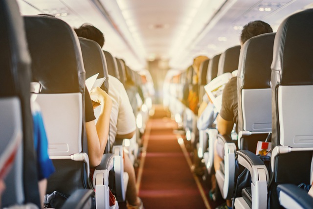 Cảnh báo đi máy bay đừng tự ý đổi chỗ ngồi, đừng mặc quần đùi áo ngắn: Rủi ro nguy hiểm khôn lường - Ảnh 2.