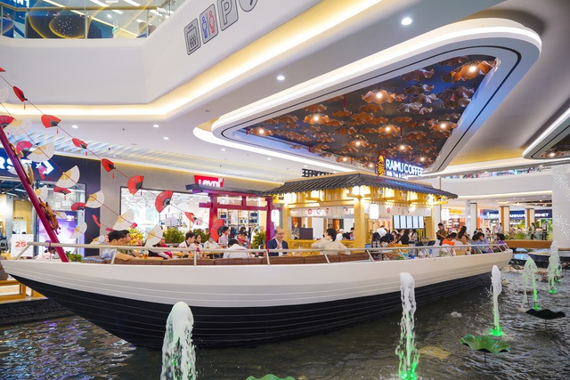 Ghé thăm Vincom Mega Mall đầu tiên theo mô hình Life-Design: Mua sắm bên thương cảng ven sông, tích hợp cả trường đua F1 mini, mỏi chân thì ghé Sen Tài Thu massage - Ảnh 2.