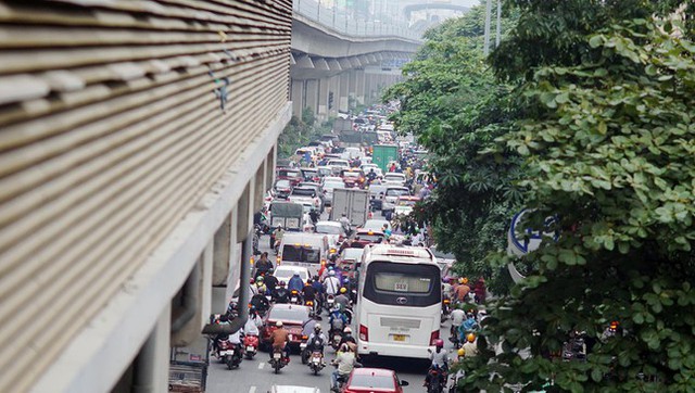  Giao thông Hà Nội trước nghỉ lễ 30/4: Ùn từ ngõ nhỏ đến đường lớn  - Ảnh 1.