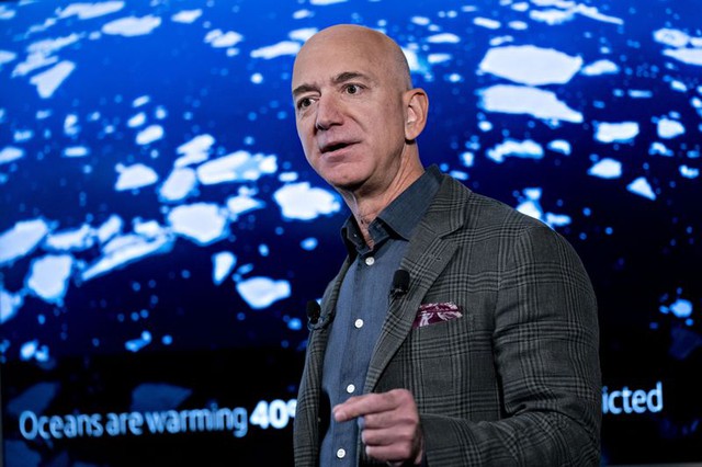 Jeff Bezos mất 13 tỷ USD sau một giờ khi cổ phiếu Amazon lao dốc - Ảnh 1.