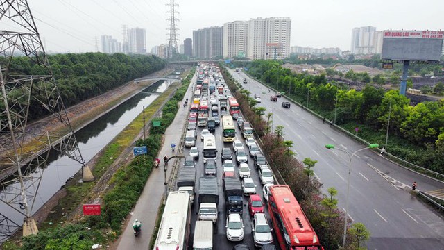  Giao thông Hà Nội trước nghỉ lễ 30/4: Ùn từ ngõ nhỏ đến đường lớn  - Ảnh 11.