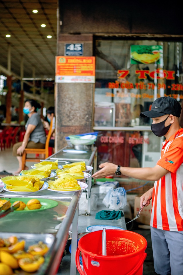 Tiệm bánh xèo lớn nhất miền Tây đổ hơn 3.000 cái/ngày, tiêu tốn gần 2 tấn rau, nổi đình đám nhờ ĐỘC NHẤT MỘT LOẠI NHÂN - Ảnh 4.