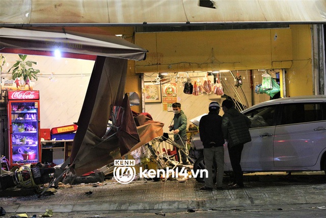   Clip: The moment a crazy car rushes into the famous Da Nang bakery, many people are covered in debris - Photo 3.