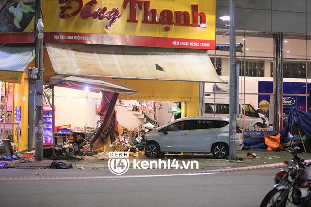   Clip: The moment a crazy car rushes into a famous Da Nang bakery, many people are covered in debris - Photo 4.