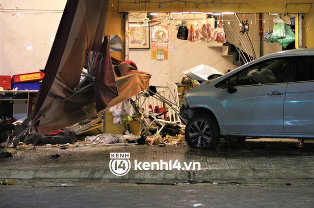  Clip: The moment a crazy car rushes into a famous bakery in Da Nang, many people are covered in debris - Photo 5.