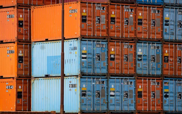 Hình ảnh container xếp chồng lên nhau tại cảng Rotterdam vào ngày 15/3/2021. Nguồn: AP