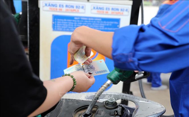Mua bán xăng dầu tại cửa hàng kinh doanh xăng dầu Petrolimex trên đường Trần Quang Khải, Hà Nội. Ảnh minh họa: Trần Việt/TTXVN