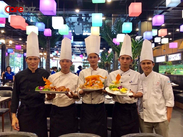 ‘Ảo thuật gia’ của bếp tiết lộ góc khuất nghề: Từ chân nhặt rau kiếm từng 500 đồng lẻ trở thành bếp trưởng xây dựng nên công thức của chuỗi nhà hàng lớn Việt Nam - Ảnh 2. ‘Ảo thuật gia’ của bếp tiết lộ góc khuất nghề: Từ chân nhặt rau kiếm từng 500 đồng lẻ trở thành bếp trưởng xây dựng nên công thức của chuỗi nhà hàng lớn Việt Nam - Ảnh 2.
