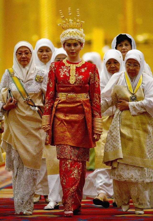 Có đám cưới dát vàng với 2000 khách, Lọ Lem thường dân 17 tuổi lên xe hoa với Thái tử sống thế nào trong 18 năm trở thành người Hoàng gia? - Ảnh 8.