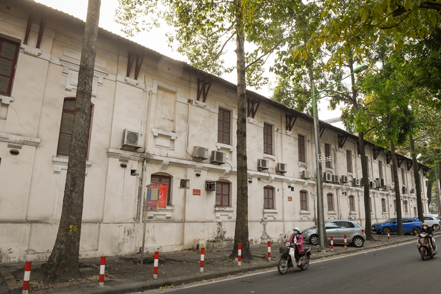  Cảnh đổ nát ở toà nhà Pháp cổ 4 mặt tiền đang bị phá dỡ gần quảng trường Ba Đình - Ảnh 2.