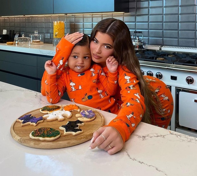10 cách nuôi dạy con cái của nữ tỷ phú tự thân Kylie Jenner khác biệt so với các chị em nhà Kardashian - Ảnh 1.