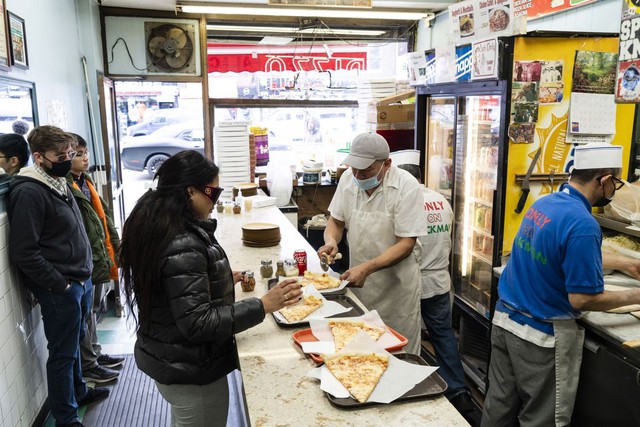 Khủng hoảng ở Mỹ nhìn từ chiếc bánh pizza: Thước đo nền kinh tế lần đầu tiên vị phá vỡ sau 4 thập kỉ, dân muốn tìm nơi ăn trưa giá mềm cũng khó - Ảnh 2.