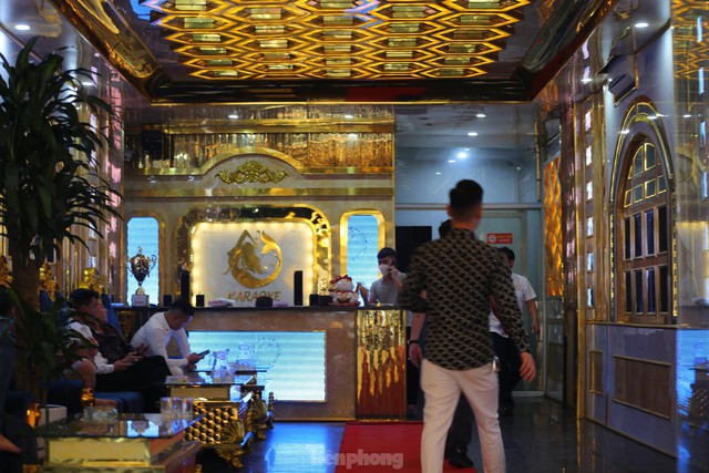 Mở cửa trở lại, quán karaoke ở Hà Nội kỳ vọng đông khách dịp nghỉ lễ - Ảnh 7.